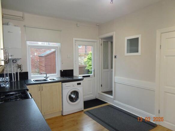 2 bed Terraced to rent Image 5