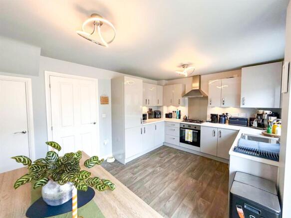 3 bed Semi-Detached for sale Image 9