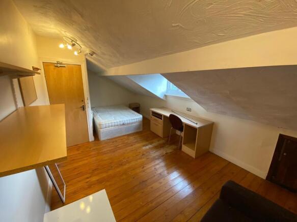 Bright attic double bedroom with wooden floors,...