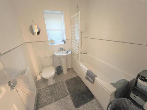 FAMILY BATHROOM