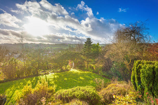 5 bed Detached for sale Image 3