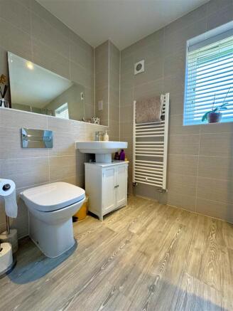 bathroom 1.jpg