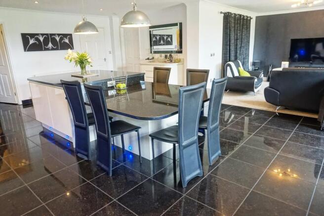 KITCHEN BREAKFAST BAR