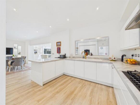 5 bed Detached for sale Image 6