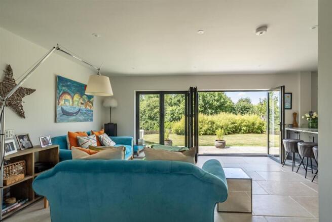 6 bed House for sale Image 7