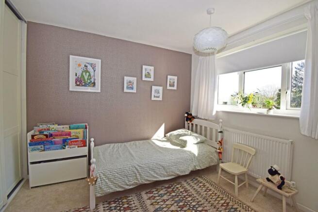 33 Elmley Close, bed 2.jpg