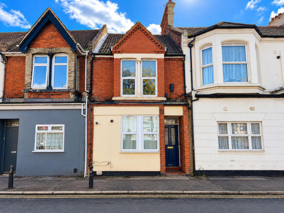 3-bed flat on Balmoral Road, Gillingham, Kent, ME7 4NT, £170,000