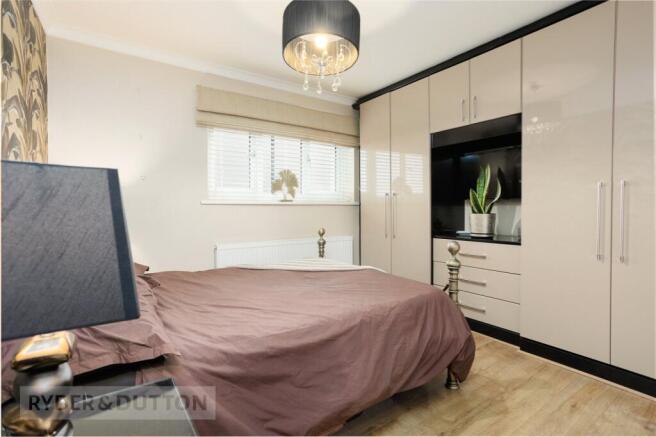 4 bed Detached for sale Image 9