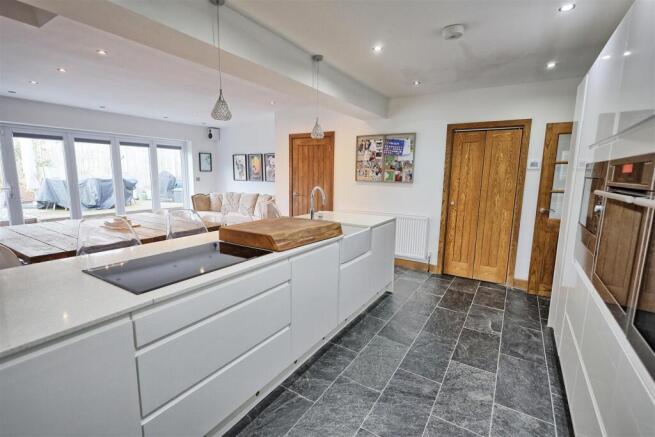 KITCHEN/DINING ROOM