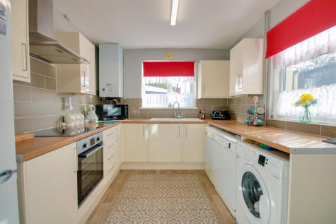 Itchen! Four Piece Bathroom! Gorgeous Garden!