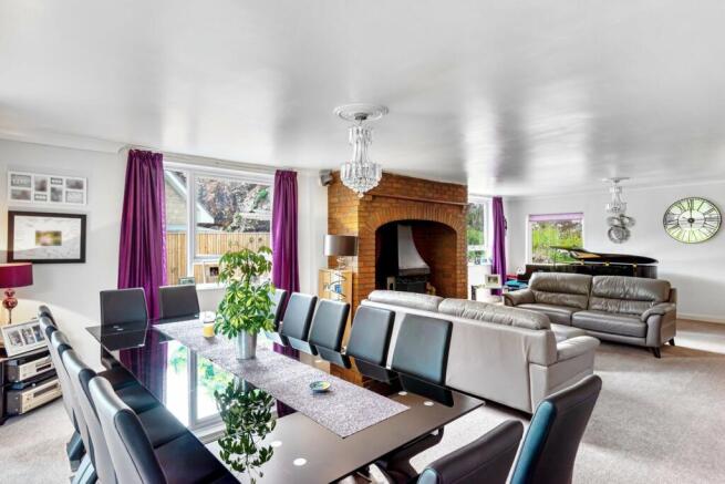 LOUNGE/DINING ROOM