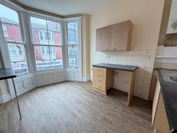 3 bed Apartment to rent Image 3