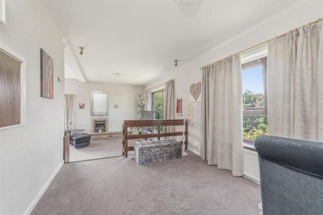 4 bed Detached for sale Image 9