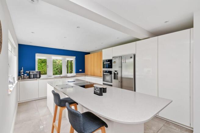 6 bed Detached for sale Image 12
