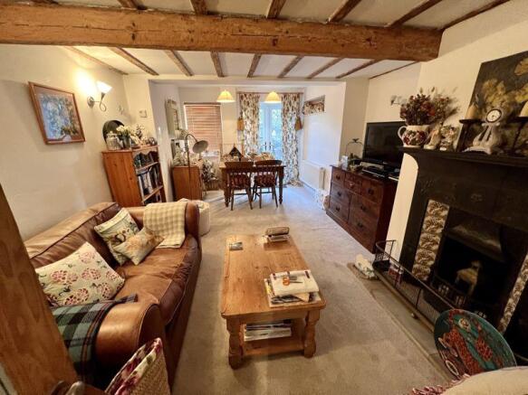 LOUNGE/DINING AREA
