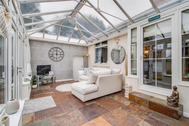 4 bed Bungalow for sale Image 6