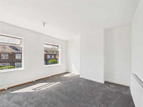 2 bed Terraced to rent Image 5