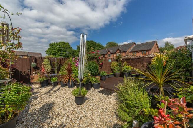 76 Gifford Close-16.jpg