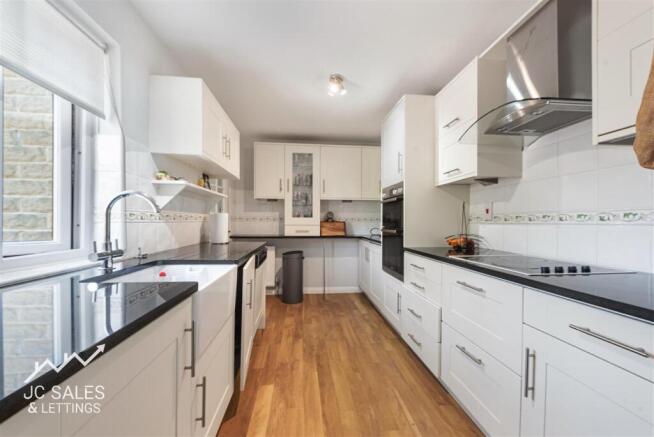 5 bed Link Detached House for sale Image 5