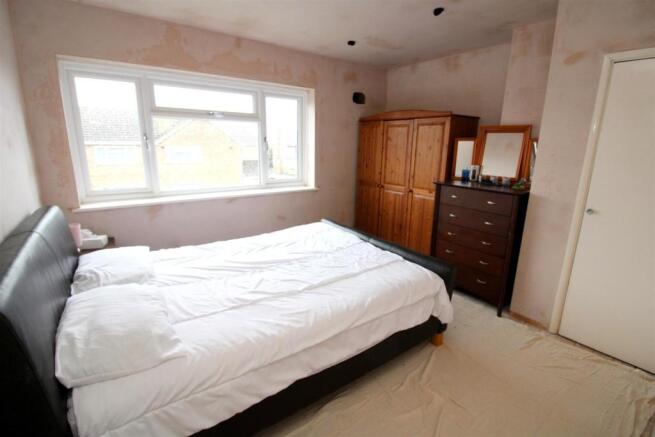 bedroom 1.JPG