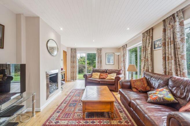 Cookham, Large detached single storey architect designed family residence. photo 4