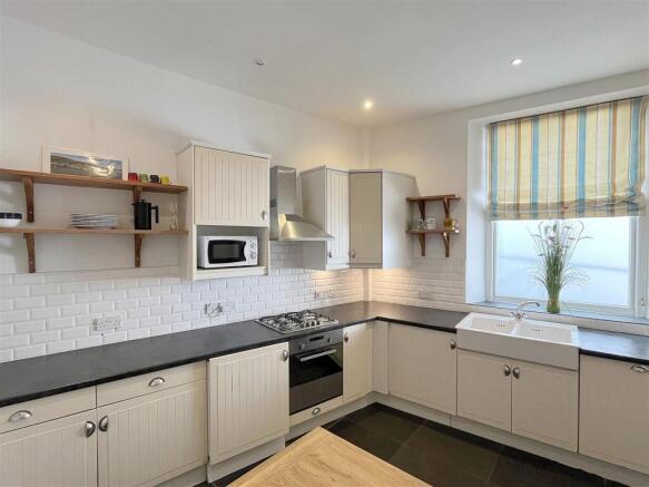 Kitchen 2.jpg