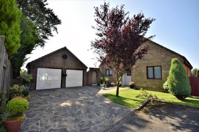 DETACHED DOUBLE GARAGE