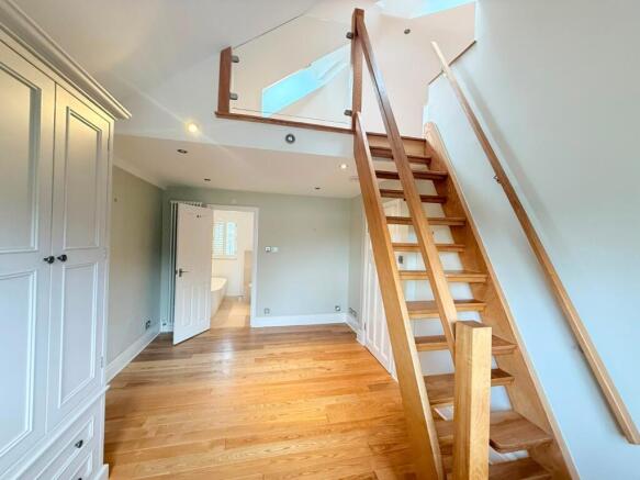 4 bed Semi-Detached to rent Image 6
