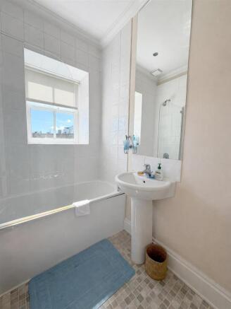 3 bed Flat for sale Image 11