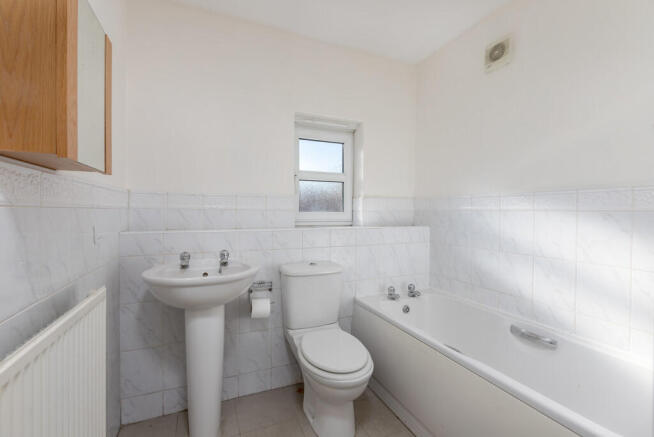 4 bed Link Detached House to rent Image 3