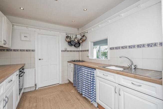 4 bed Bungalow for sale Image 11
