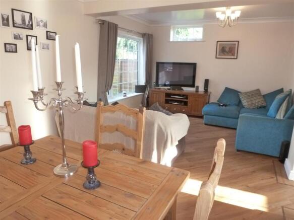 LIVING / DINING ROOM
