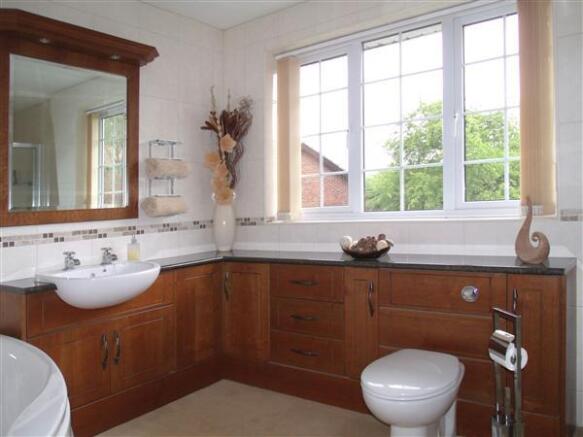 EN-SUITE BATHROOM
