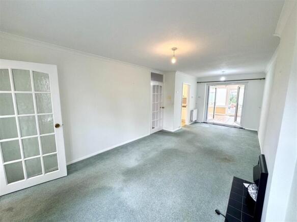 LOUNGE/DINING ROOM