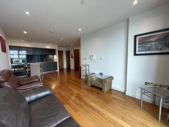 2 bed Apartment to rent Image 4