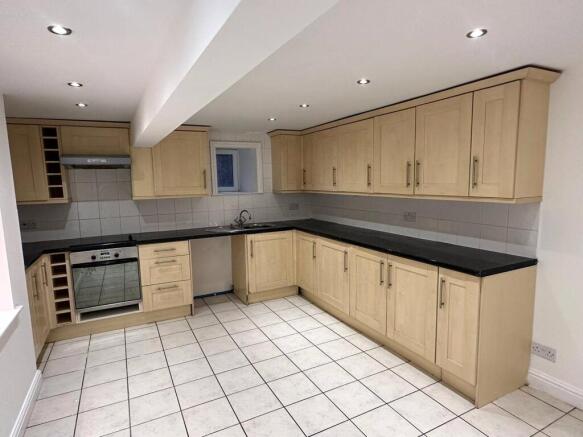 2 bed Terraced to rent Image 4