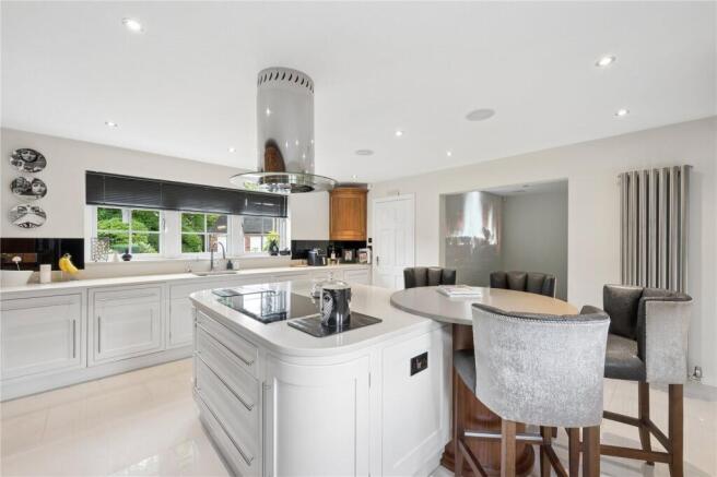 5 bed Detached for sale Image 9