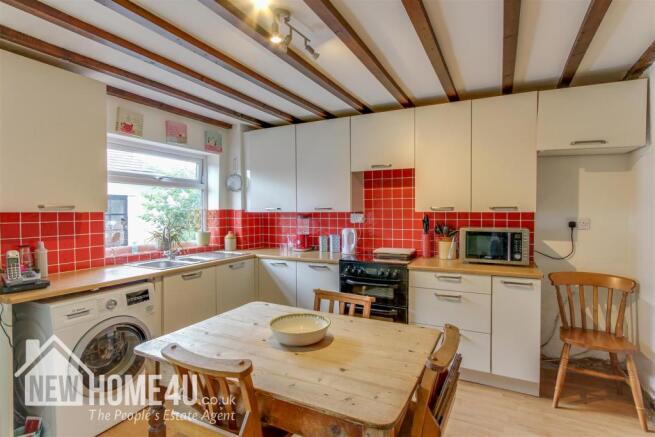 KITCHEN/ BREAKFAST ROOM: