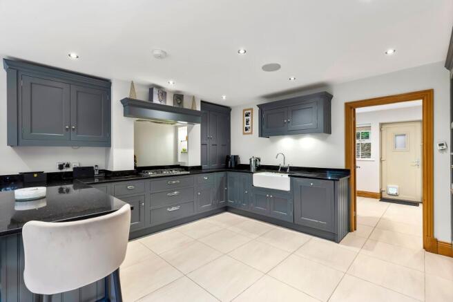 7 bed Detached for sale Image 6