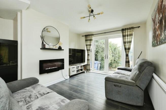 3 bed Town House for sale Image 2