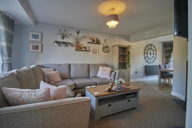 LOUNGE TO FRONT