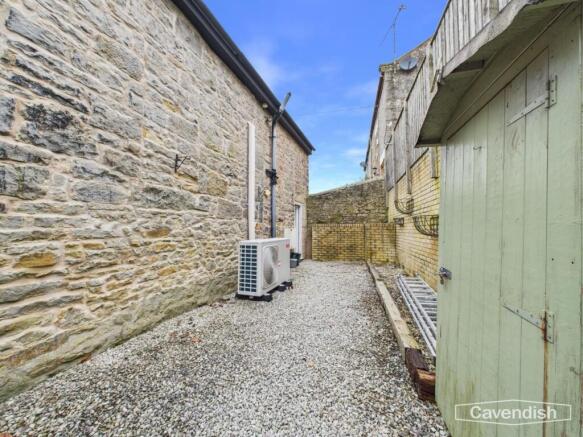 LOW-MAINTENECE REAR COURTYARD