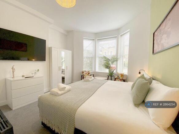 10 bed Detached to rent Image 6