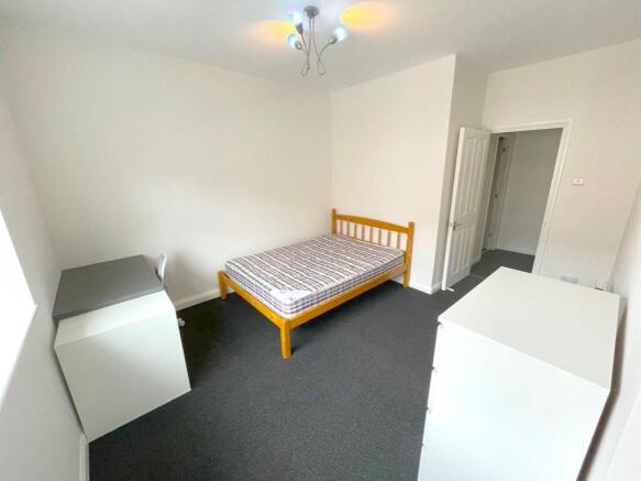 3 bed Apartment to rent Image 5