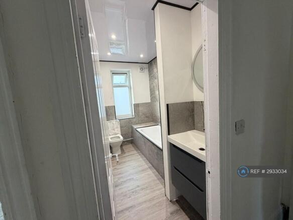 3 bed Terraced to rent Image 6