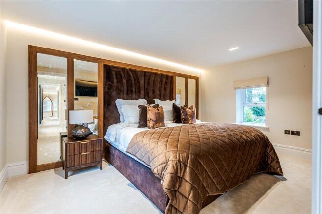 5 bed Detached for sale Image 10