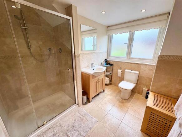7. ensuite.jpg
