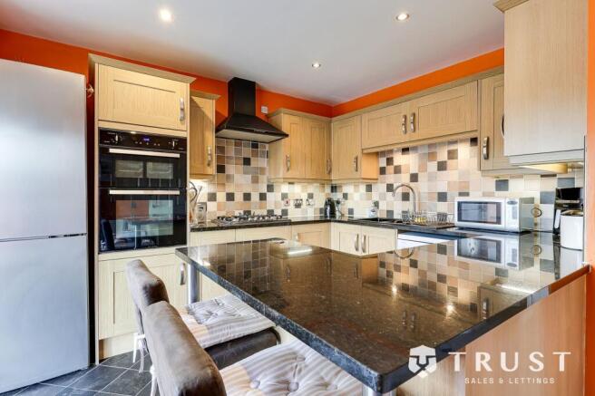 4 bed Detached for sale Image 8