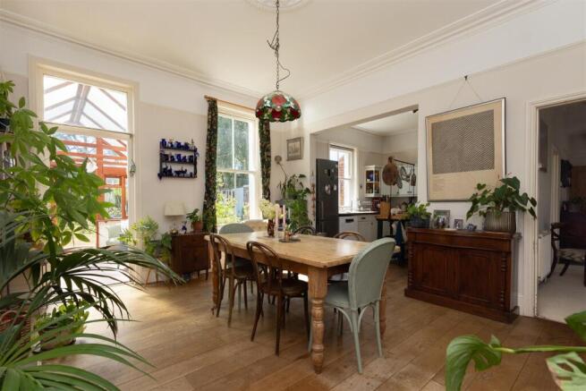 Open plan kitchen/dining
