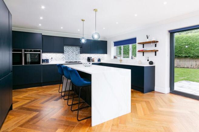 5 bed Detached for sale Image 6